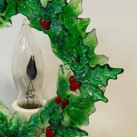 Wreath Night Light w/ Flicker Flame Bulb Christmas Holiday Plastic Vintage READ - Picture 2 of 13